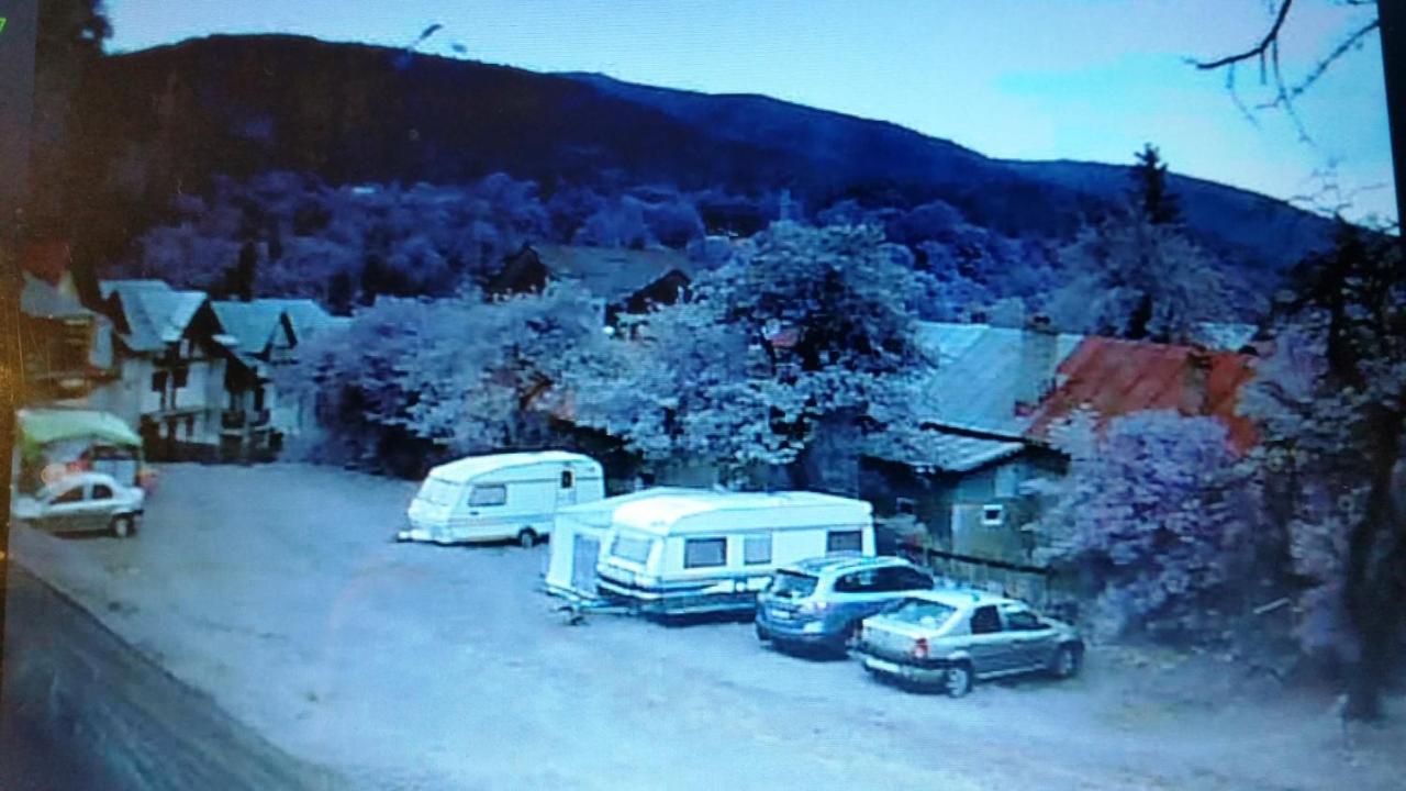 Camping Aviator, Numai Teren, Campare Pentru Rulote Autorulote Personale, Campingul Nu Are Rulote !!! Буштени Экстерьер фото